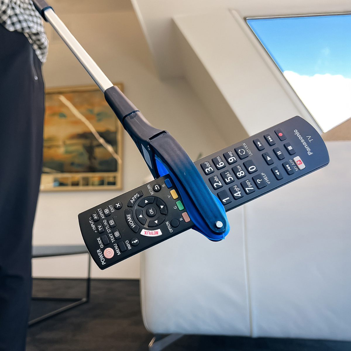 Foldable helping hand reacher
