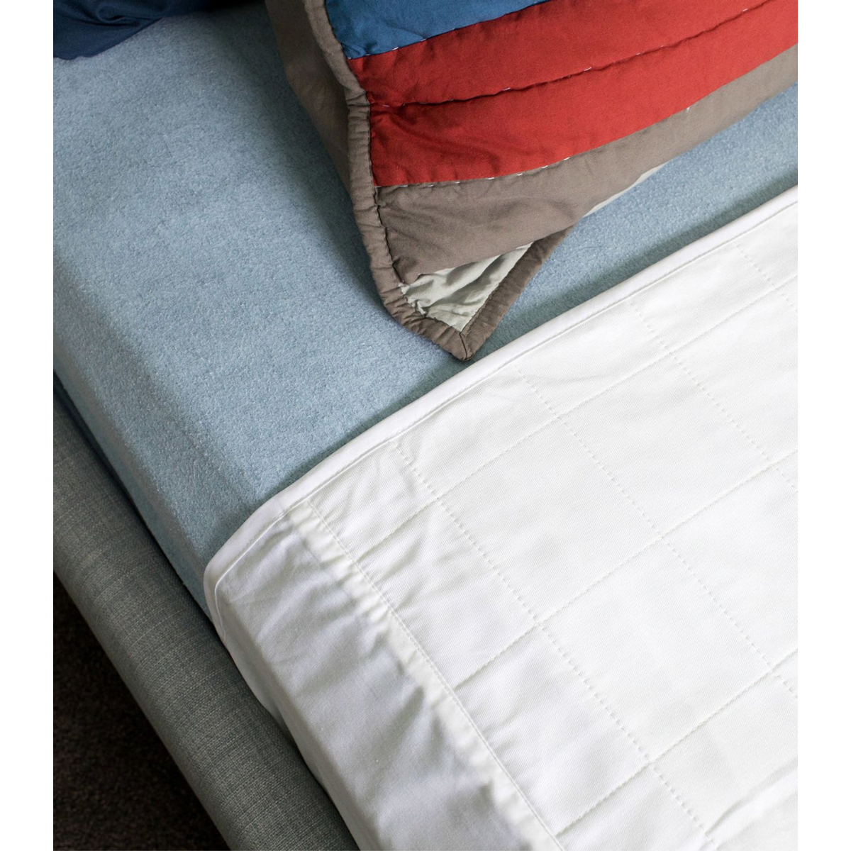 Queen Brolly Sheets bed pad with wings - 2000 ml absorbency