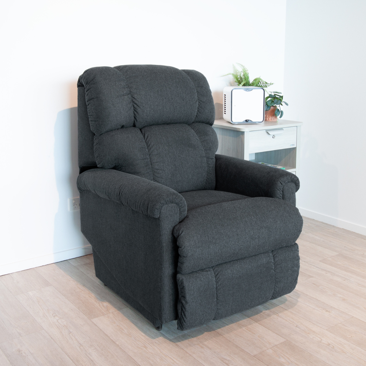 La-Z-Boy Pinnacle platinum powerlift recliner chair